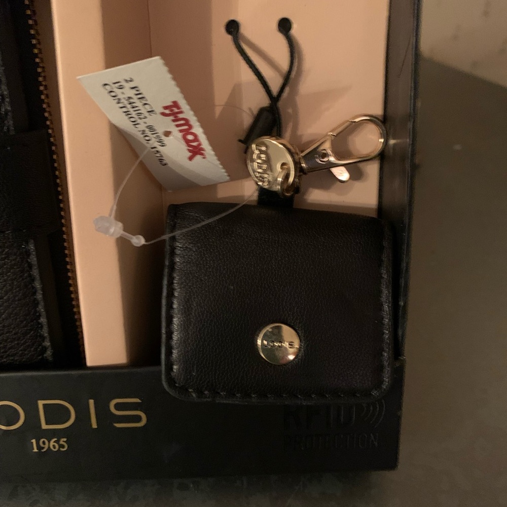 Lodis, NEW IN BOX, BLACK 100 percent genuine leather gift set. - Picture 3 of 10